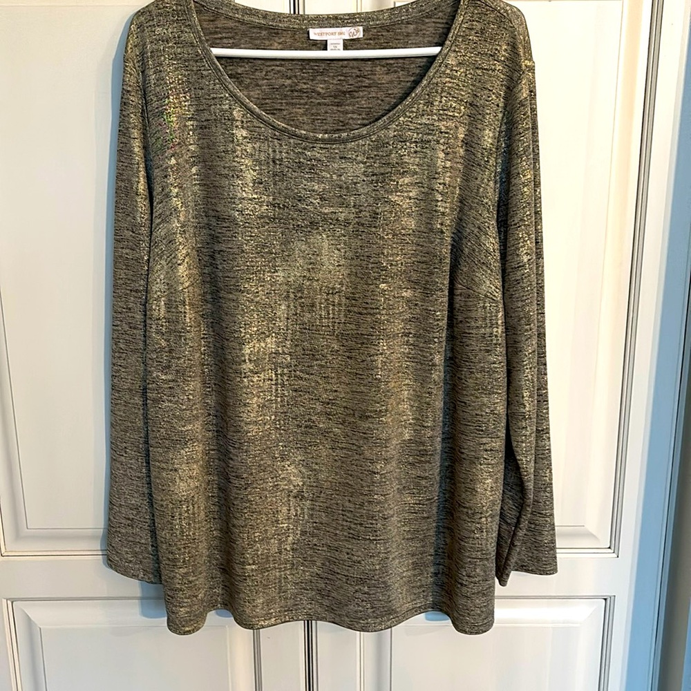 Long Sleeve Tee. Hints of Shiny Gold. Lots of Streatch